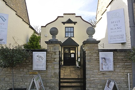 Belle en Blanc in Olney